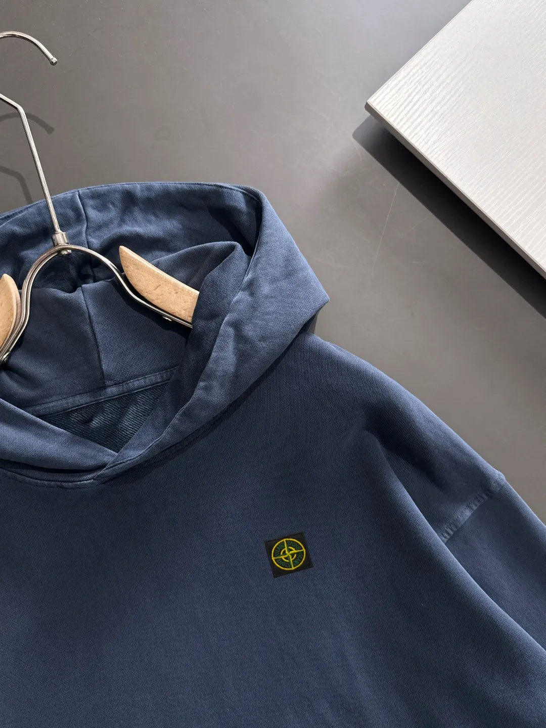 Next day shipping P720 Stone lsland/stone island high quality 2025 autumn and winter new casual heavy industry suit exclusively developed by yb! High quality production! The top version of the trading company channel order, external orders for imported custom fabrics, high breathability and comfort, impeccable details, absolutely worth buying! This type of suit is also a must-have for lazy people. You don’t have to think about how to match it, you can just get it in one set! Brand element design concept, delicate and soft feel! It presents a casual cut and the upper body shape is great! On sale simultaneously on the official website! From a high-end men's positioning brand, the low-key luxury taste is irresistible! Exquisite workmanship and impeccable quality! The overall style is simple, fashionable and timeless, fully meeting the requirements of stylish and tasteful dressing! Sizes: S to XL (or state your height and weight when placing an order)